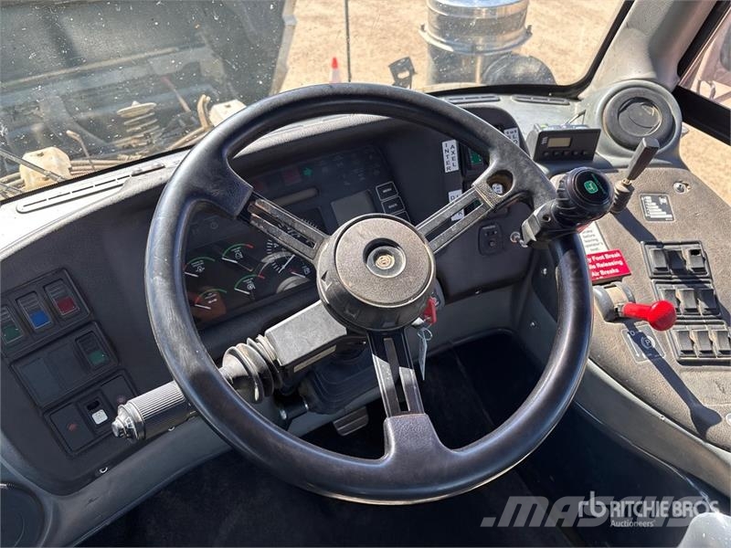 John Deere 350D 6x6 Bed Truck Camiones de cama baja