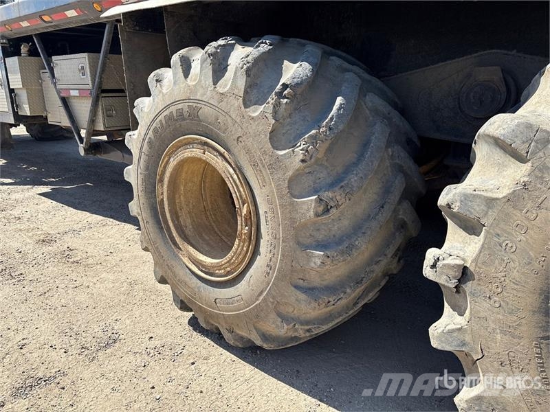 John Deere 350D 6x6 Bed Truck Camiones de cama baja