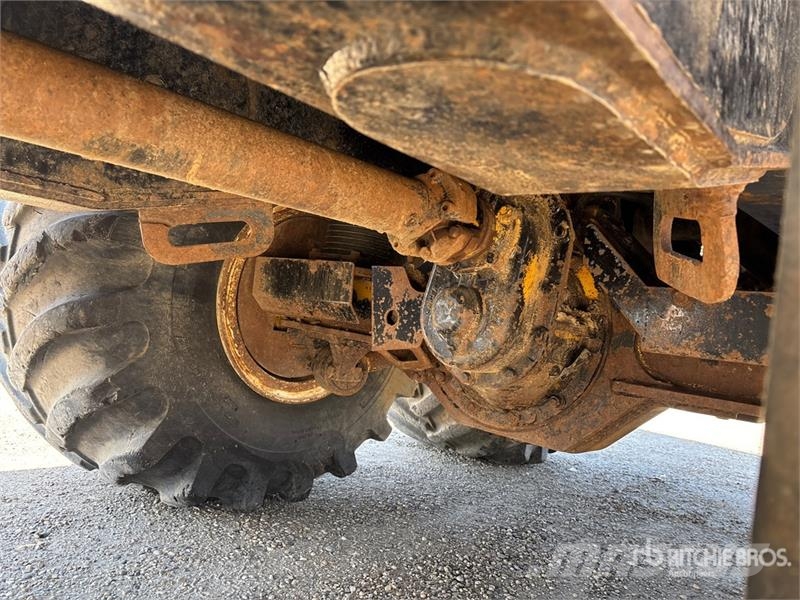 John Deere 350D 6x6 Bed Truck Camiones de cama baja