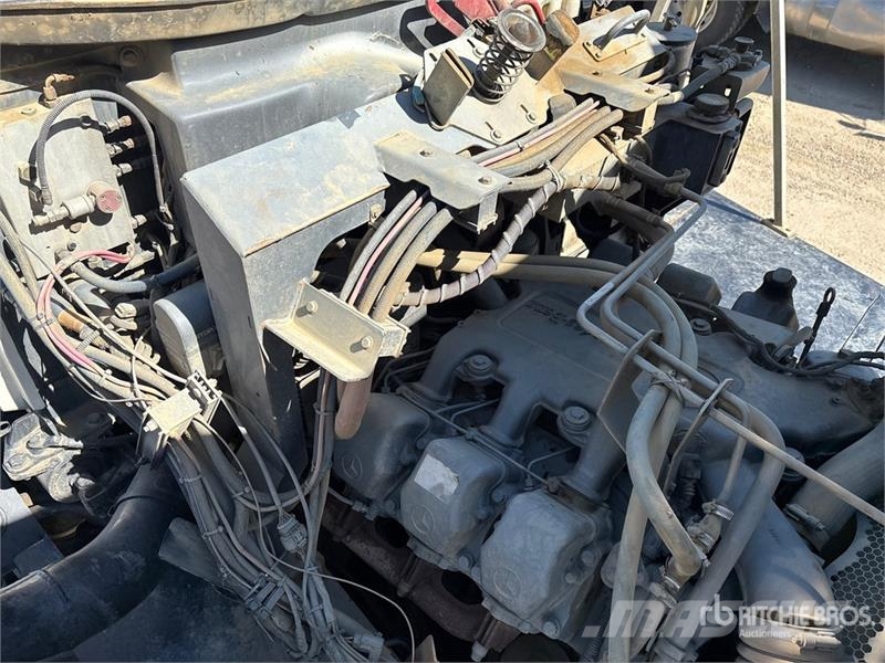 John Deere 350D 6x6 Bed Truck Camiones de cama baja