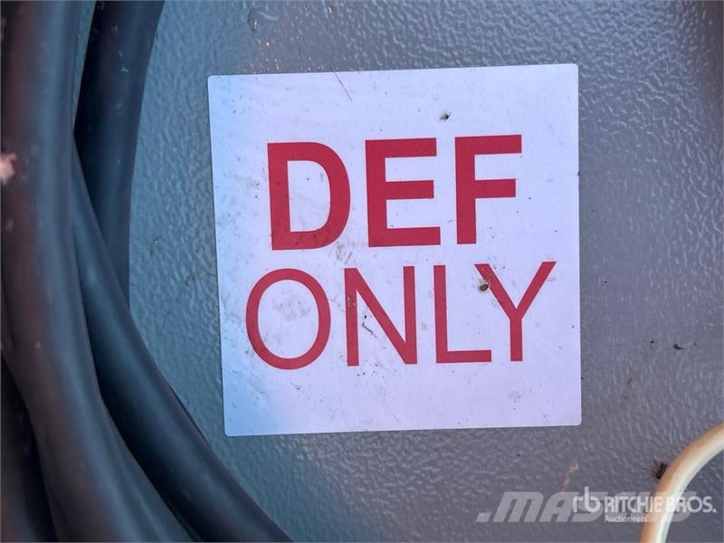 John Deere 40 gal Portable Poly Diesel Exhaust Fluid Fuel Tan Degvielas un piedevu tvertnes