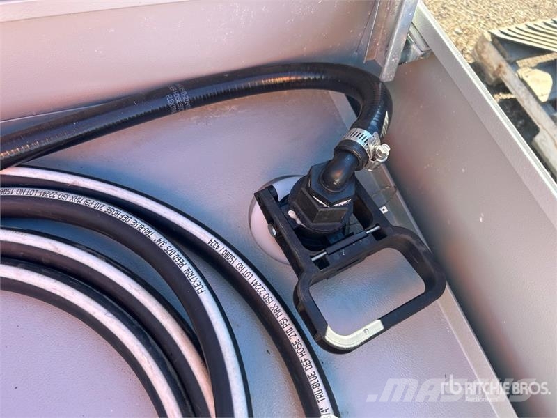 John Deere 40 gal Portable Poly Diesel Exhaust Fluid Fuel Tan Degvielas un piedevu tvertnes