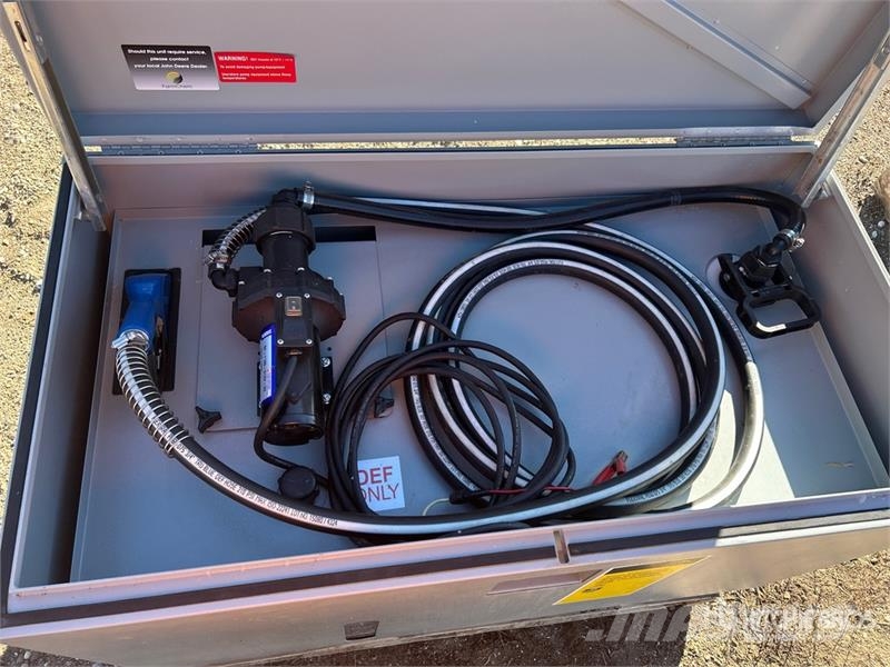 John Deere 40 gal Portable Poly Diesel Exhaust Fluid Fuel Tan Degvielas un piedevu tvertnes