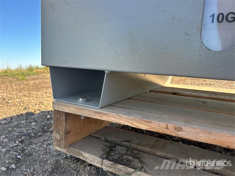 John Deere 40 gal Portable Poly Diesel Exhaust Fluid Fuel Tan Degvielas un piedevu tvertnes