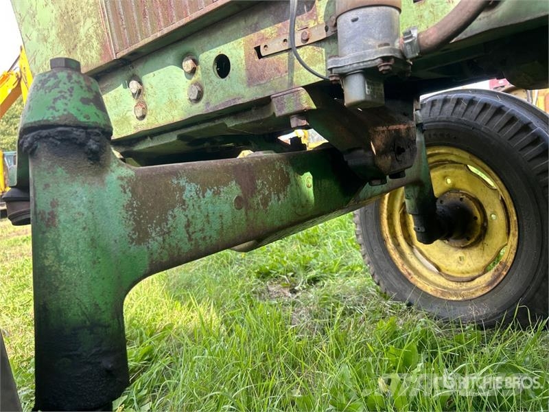 John Deere 4010 2WD Tractor Трактори