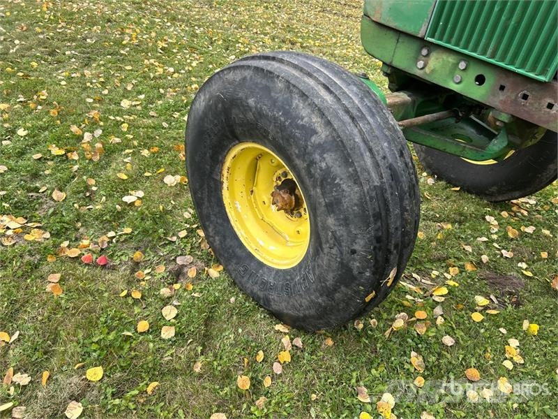 John Deere 4010 2WD Wide Front Antique Tractor الجرارات