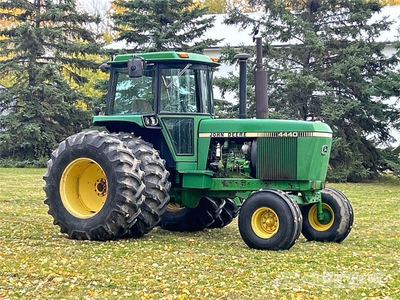 John Deere 4440 Traktorok