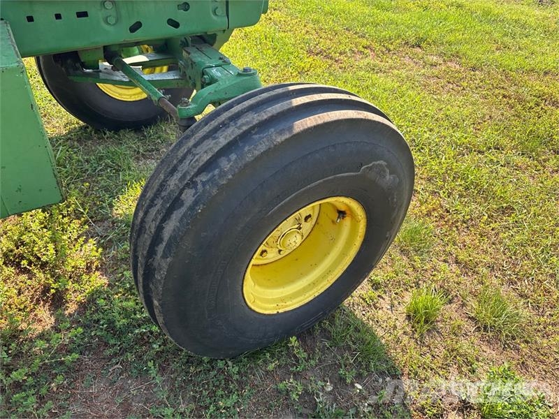 John Deere 4450 2WD Tractor Traktorit