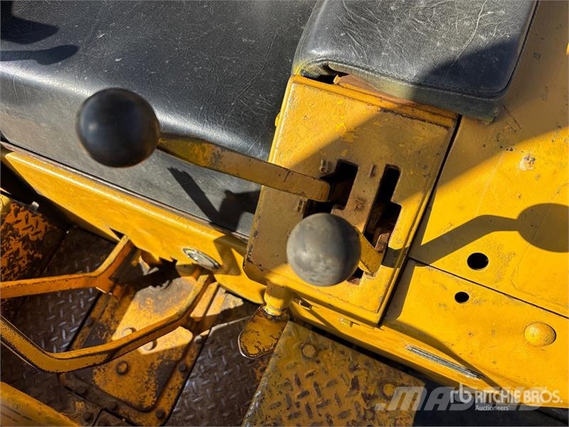 John Deere 450 Buldožeri guseničari