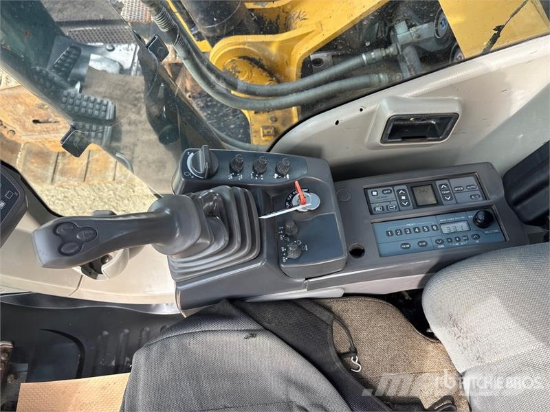 John Deere 450DLC Tracked Excavator حفارات زحافة