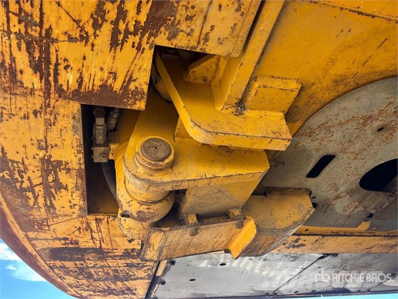 John Deere 470GLC VG Tracked Excavator حفارات زحافة