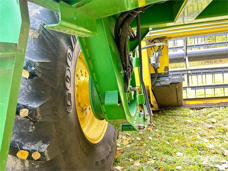 John Deere 4895 Svanser
