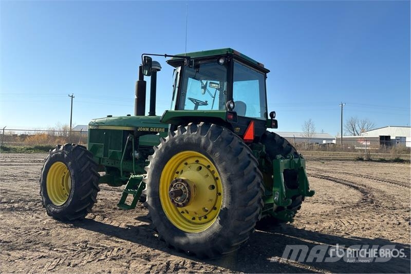 John Deere 4955 الجرارات