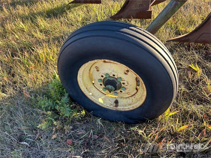 John Deere 5 Bottom Quantity of (2) 5-Bottom Breaking Plow Arados