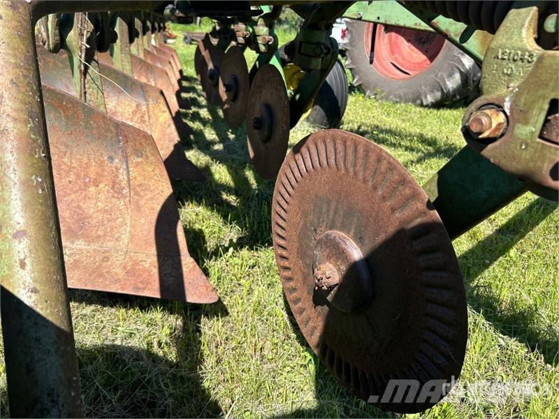 John Deere 6 Bottom Breaking Plow Pluhy