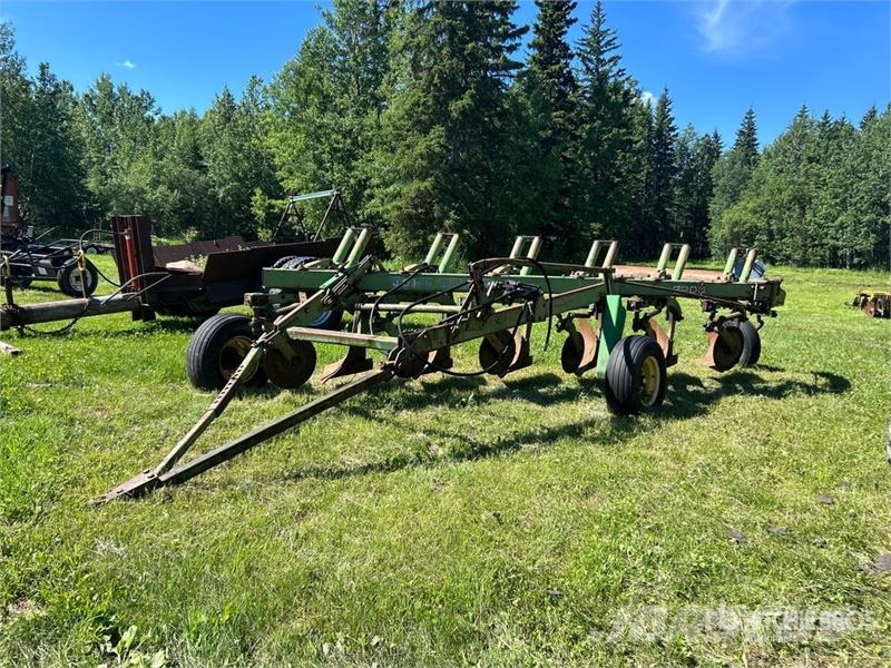 John Deere 6 Bottom Breaking Plow Pluhy