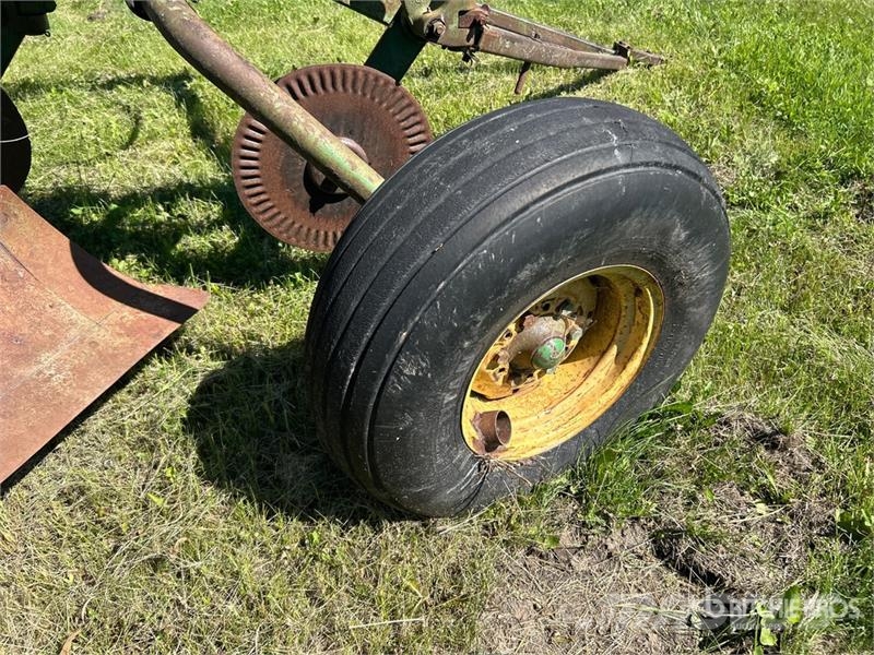 John Deere 6 Bottom Breaking Plow Pluhy