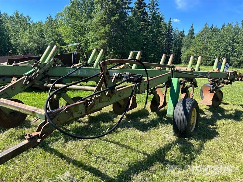 John Deere 6 Bottom Breaking Plow Pluhy