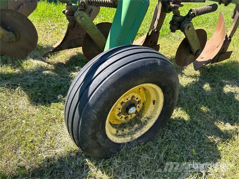 John Deere 6 Bottom Breaking Plow Pluhy