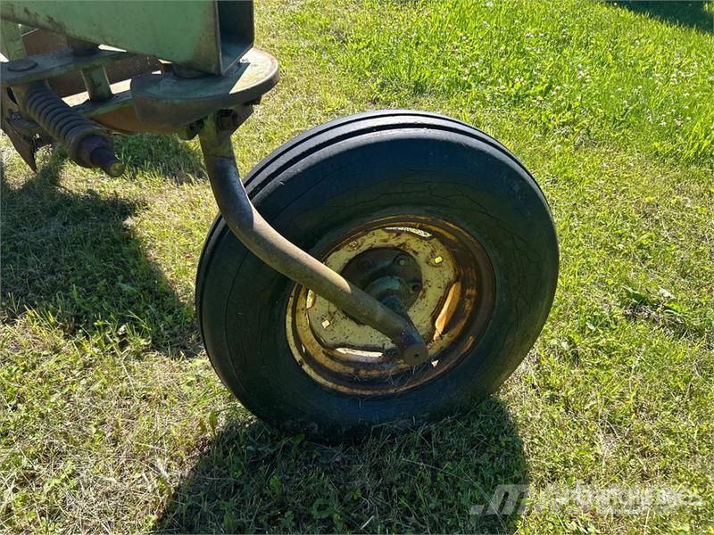 John Deere 6 Bottom Breaking Plow Pluhy