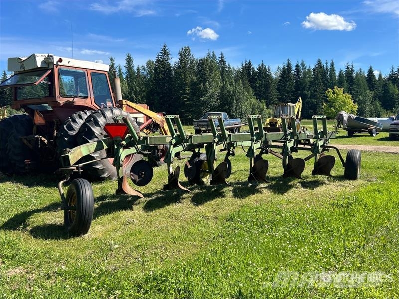 John Deere 6 Bottom Breaking Plow Pluhy