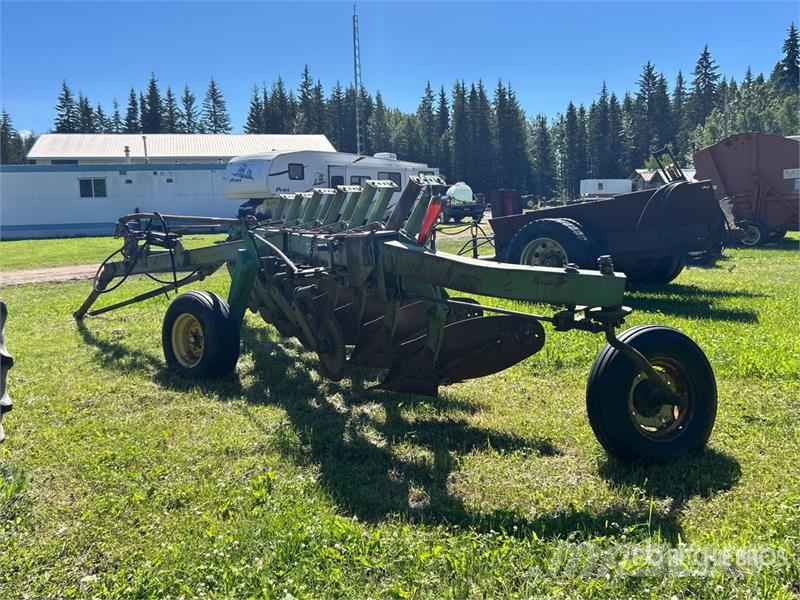 John Deere 6 Bottom Breaking Plow Pluhy