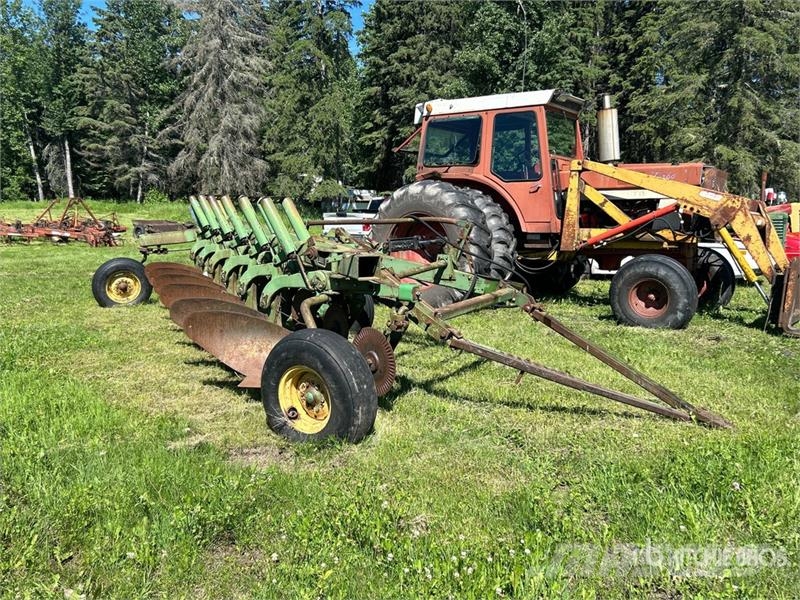 John Deere 6 Bottom Breaking Plow Pluhy