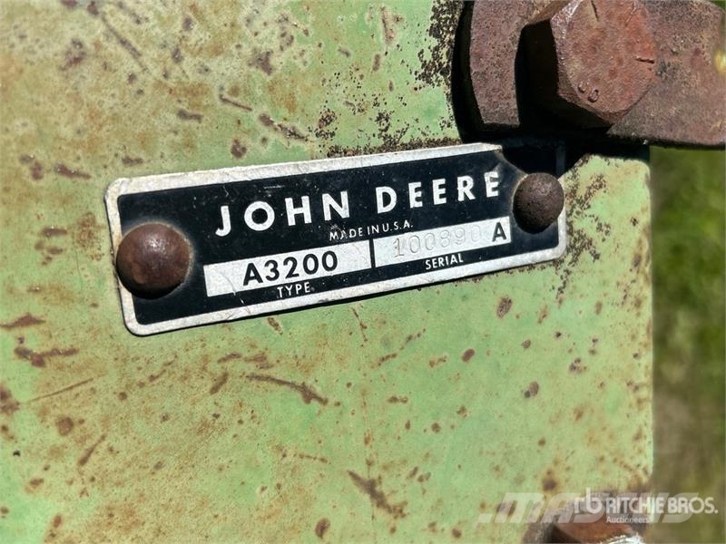 John Deere 6 Bottom Breaking Plow Pluhy