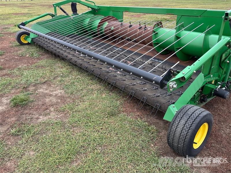 John Deere 615P 15 ft Combine Pickup Header Leikkuupöydät