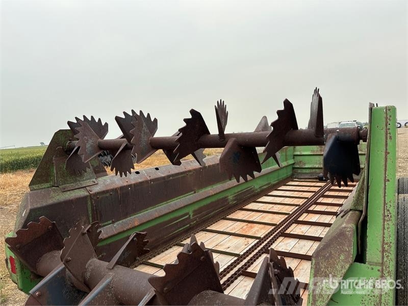 John Deere 680 19 ft Dry Spinner T/A Manure Spreader Mestverspreider