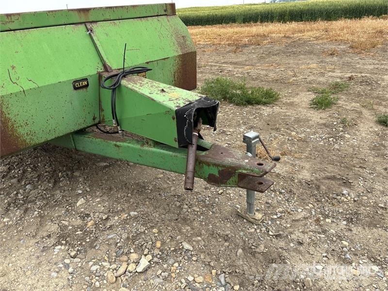John Deere 680 19 ft Dry Spinner T/A Manure Spreader Mestverspreider