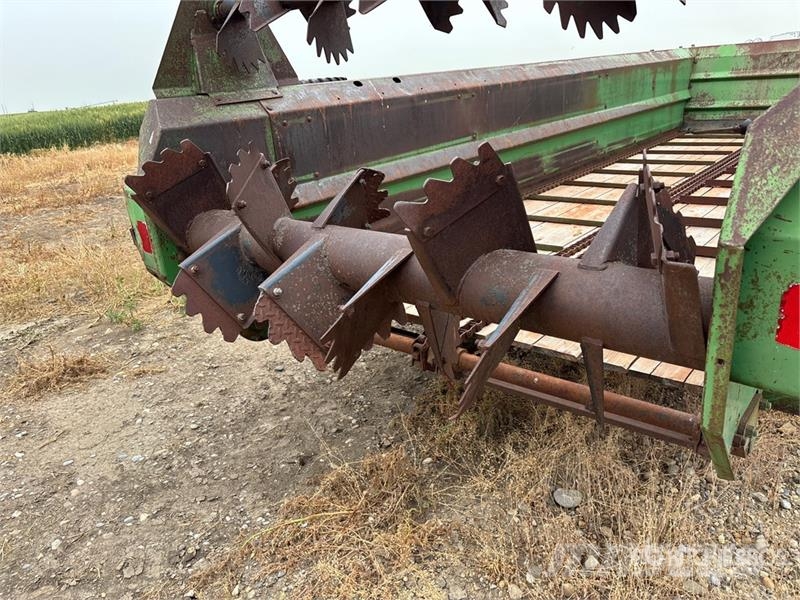 John Deere 680 19 ft Dry Spinner T/A Manure Spreader Mestverspreider