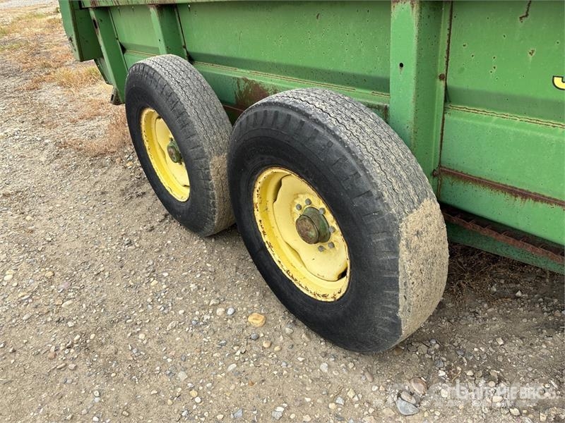 John Deere 680 19 ft Dry Spinner T/A Manure Spreader Mestverspreider