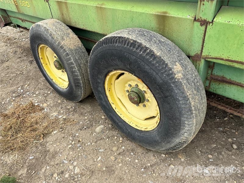 John Deere 680 19 ft Dry Spinner T/A Manure Spreader Mestverspreider