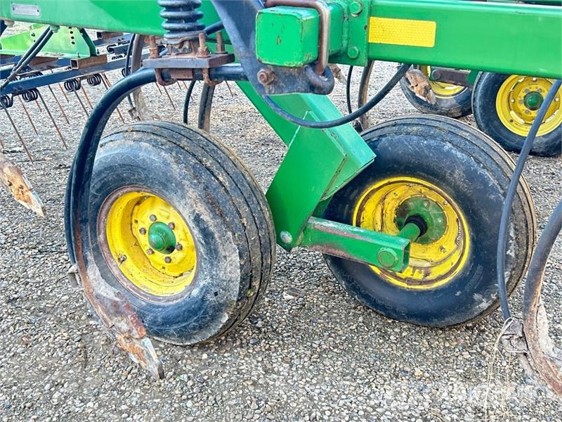 John Deere 680 40 ft Chisel Plow Podrivači