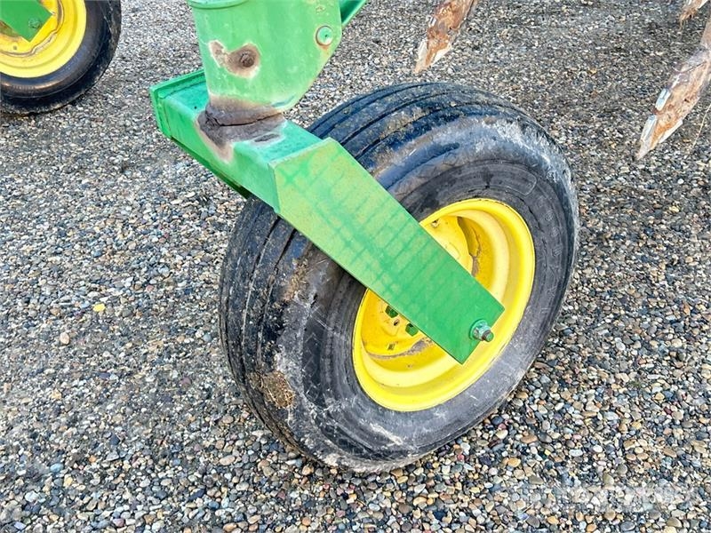 John Deere 680 40 ft Chisel Plow Podrivači