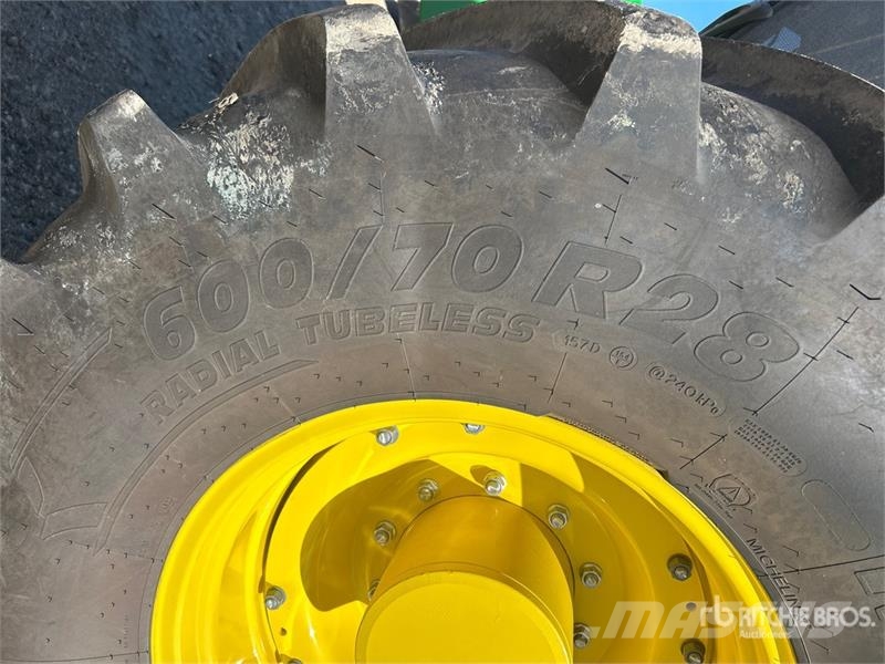John Deere 6R 215 4WD Tractor الجرارات