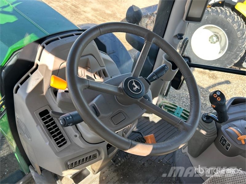 John Deere 6R 215 4WD Tractor الجرارات