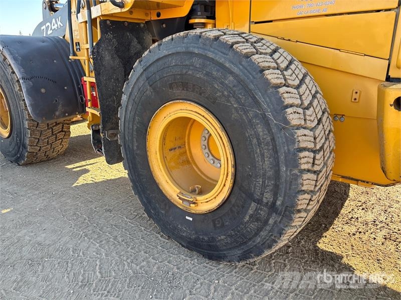 John Deere 724K Pale gommate