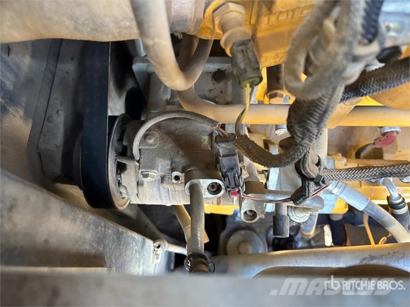 John Deere 724K Pale gommate