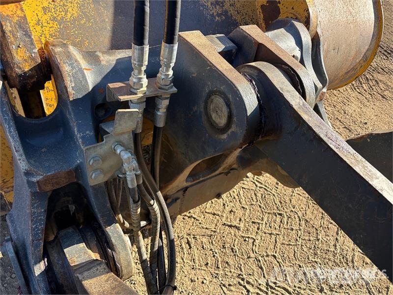 John Deere 724K Pale gommate