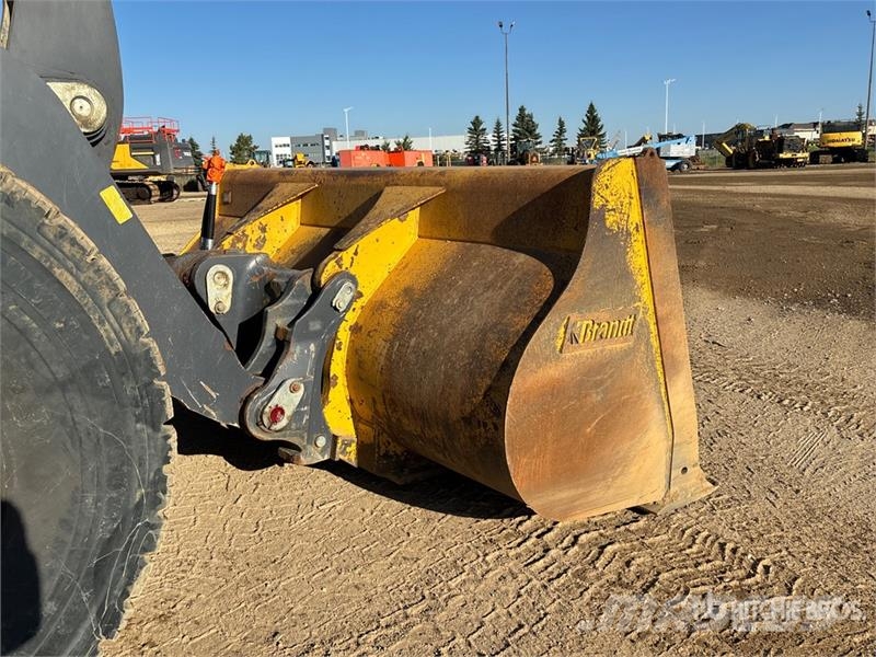 John Deere 724K Pale gommate