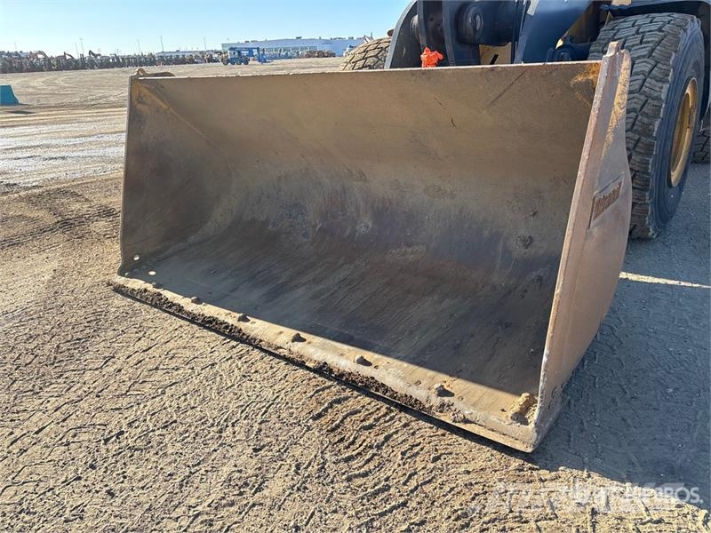 John Deere 724K Pale gommate