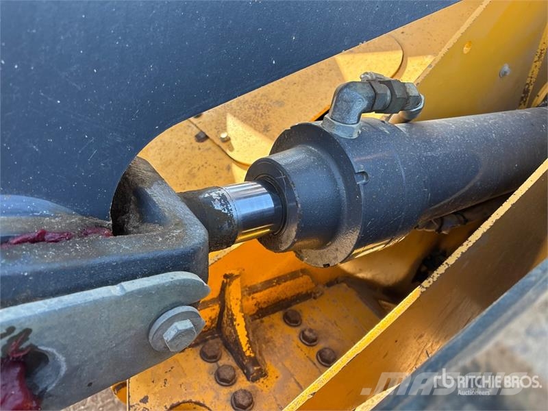 John Deere 724K Pale gommate