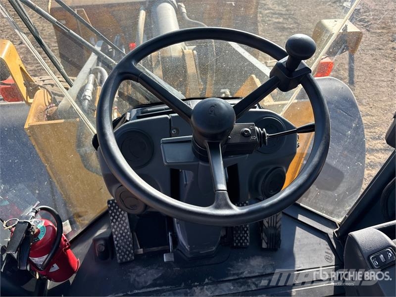 John Deere 724K Pale gommate