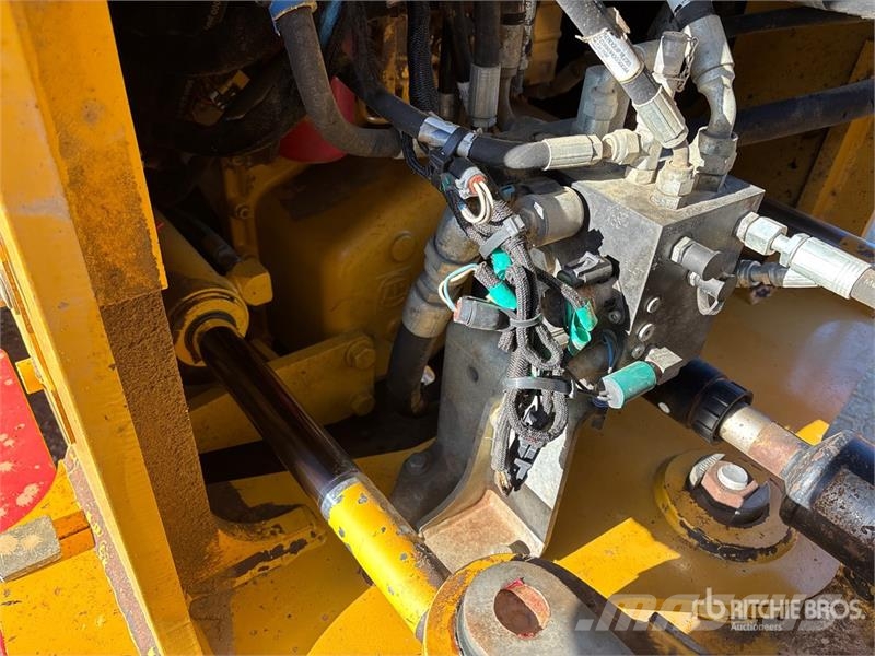 John Deere 724K Pale gommate