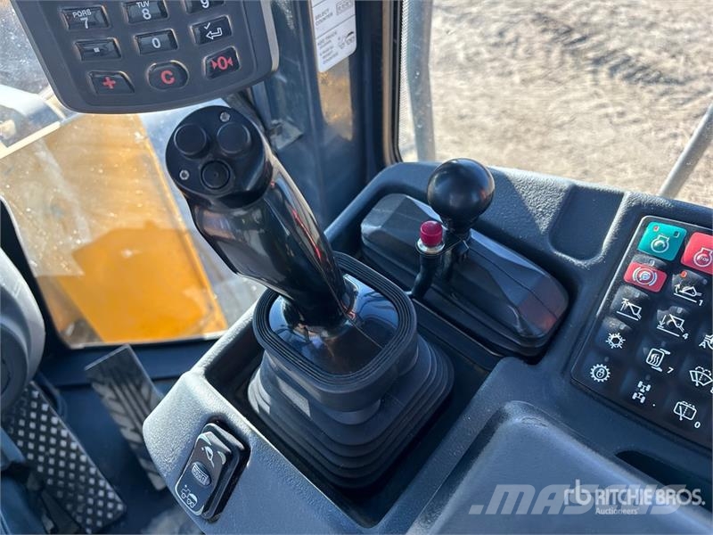 John Deere 724K Pale gommate