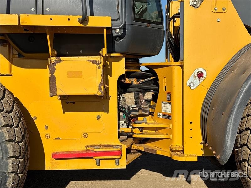 John Deere 724K Pale gommate