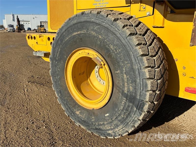 John Deere 724K Pale gommate