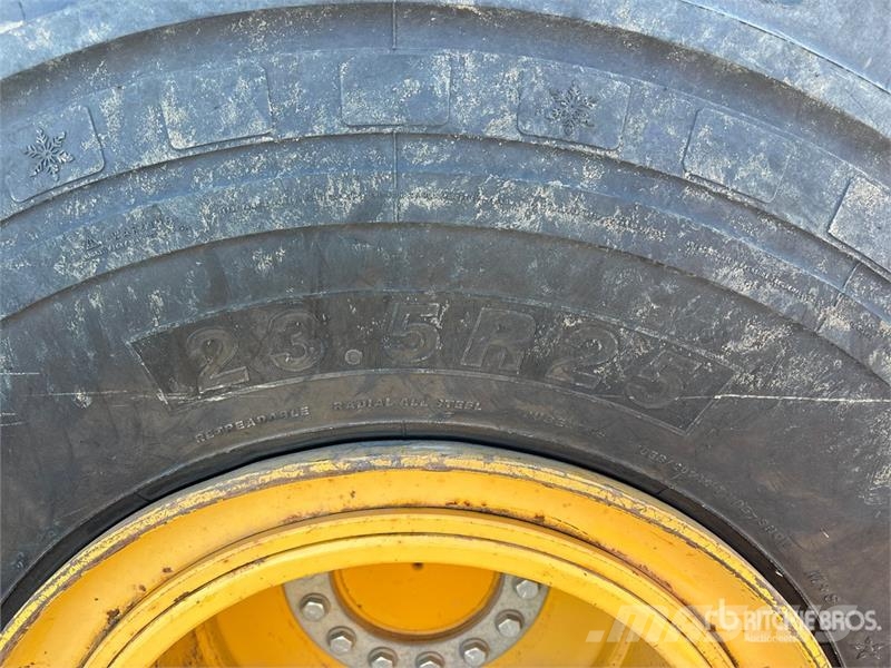 John Deere 724K Pale gommate